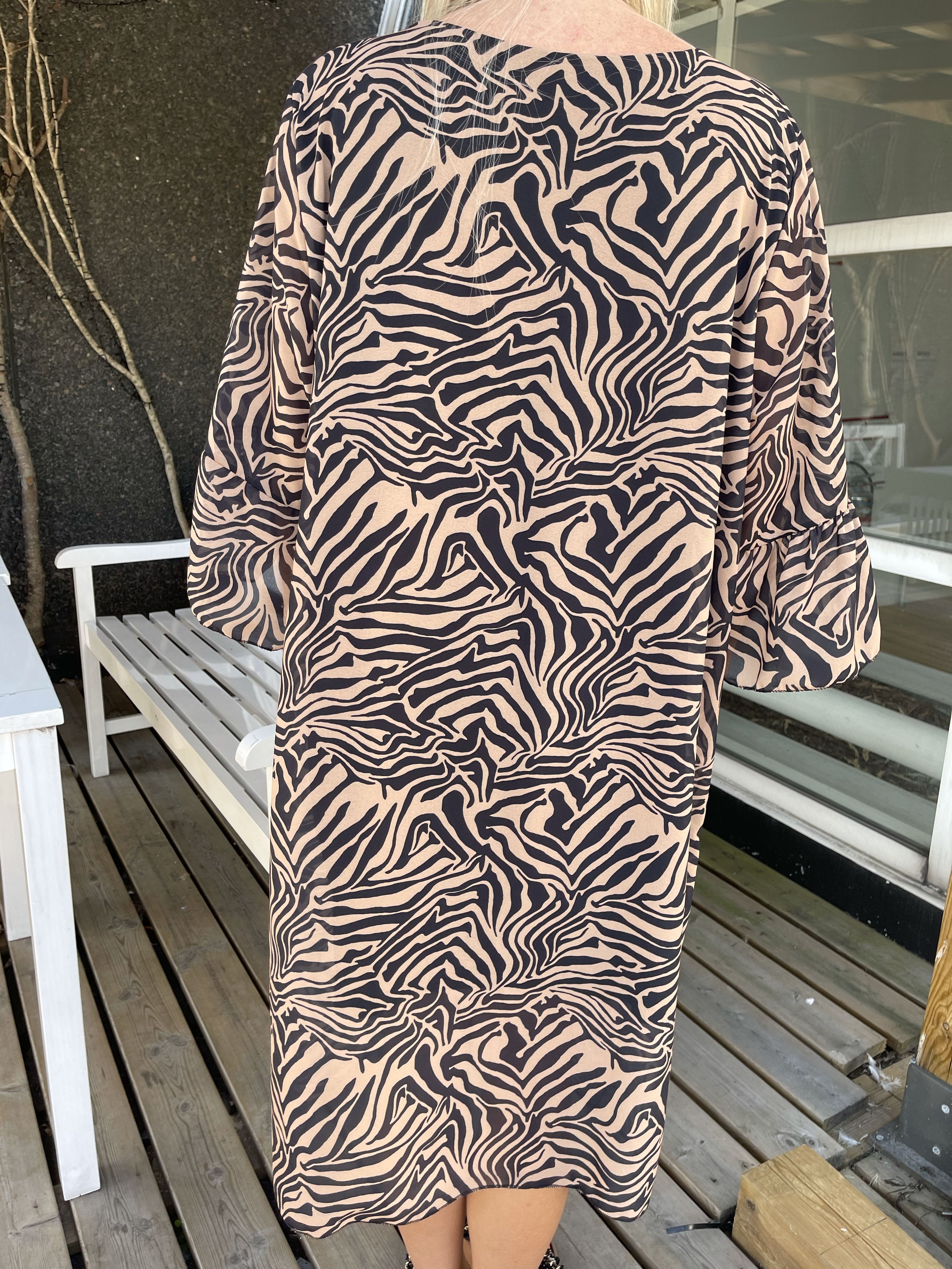 Olive - Klänning med zebramönster